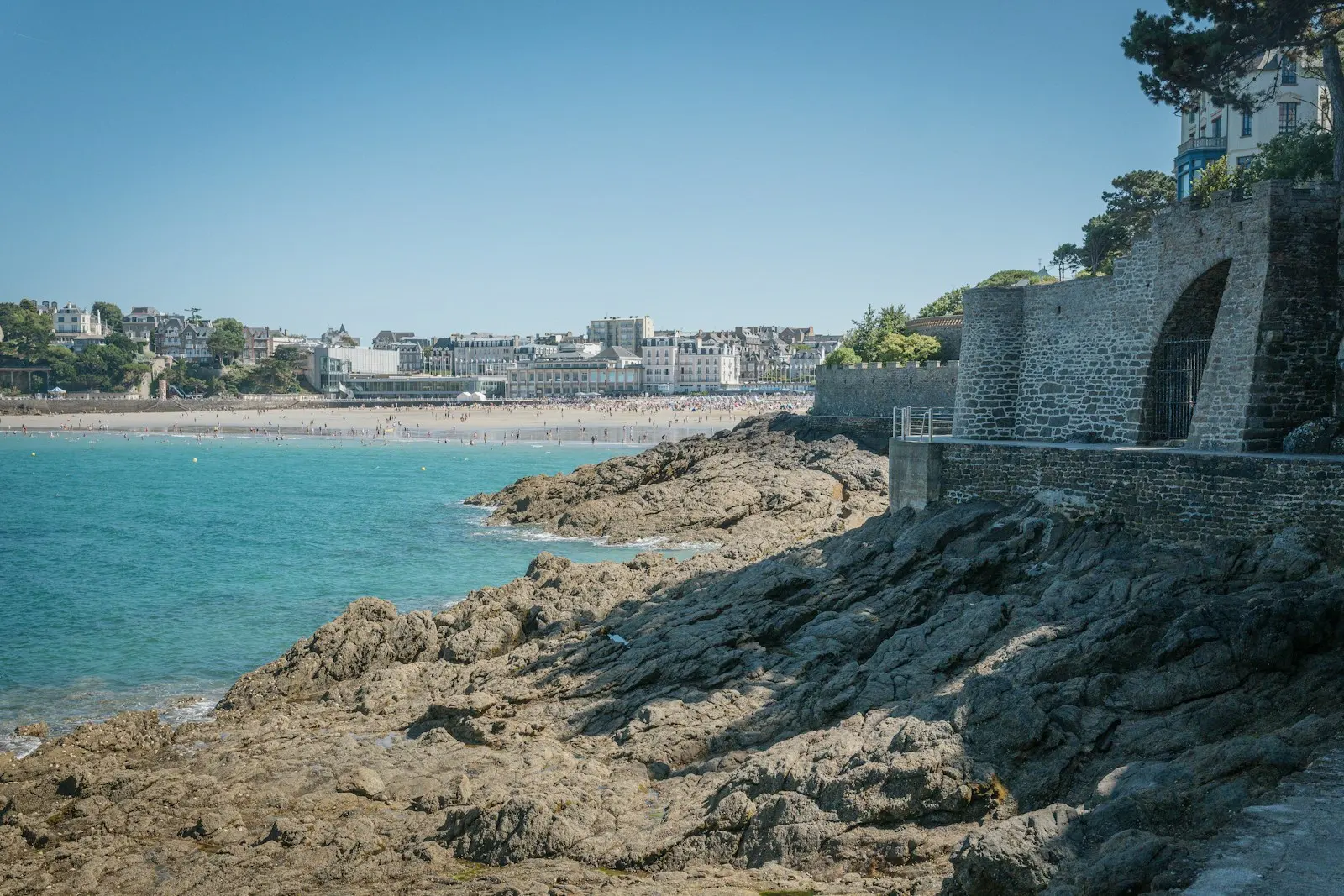 La plage de l'Écluse vue depuis la falaise, à Dinard