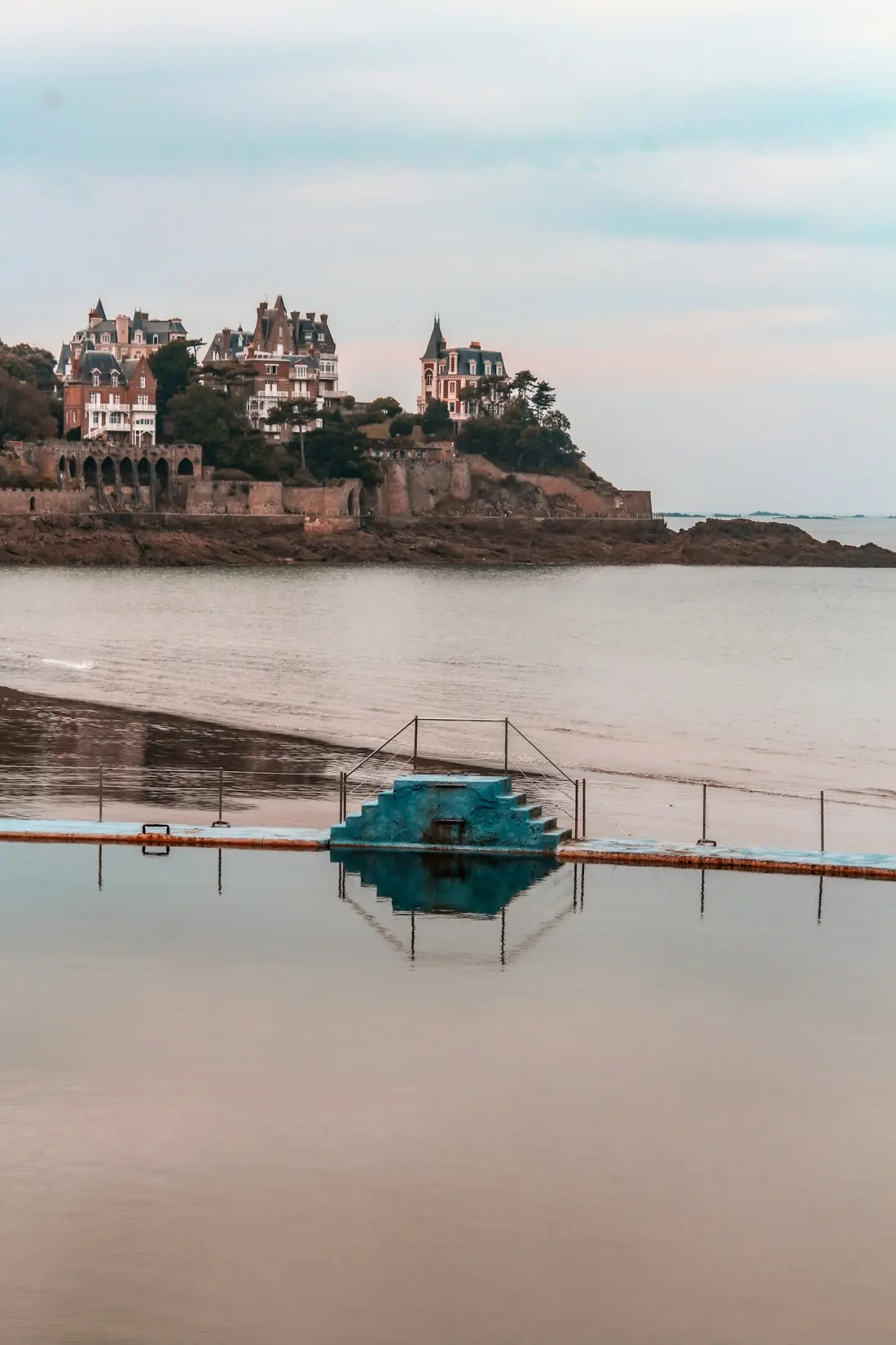 Bateau au mouillage dans la baie, à Dinard