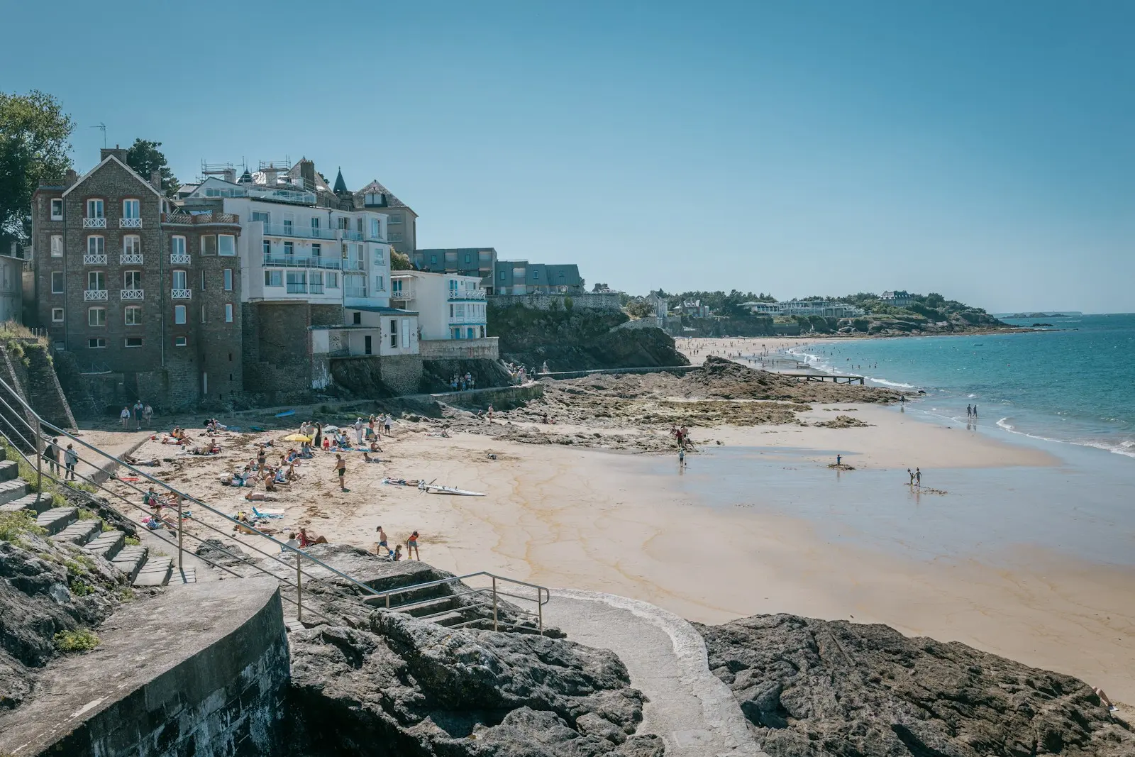 La plage de Saint-Énogat, à l'ouest de Dinard